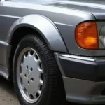 GFK Kotflügel an einem Mercedes-Benz W124: Sportliches Design und verbesserte Aerodynamik.