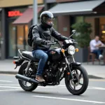 Honda Rebel 125 beim Cruisen in der Stadt