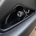 Diskrete Installation einer versteckten Kamera im Auto.