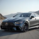 Mercedes-AMG GT 63 PS Exterieur - Ein dynamischer Blick auf das viertürige Coupé mit seiner markanten Front und den sportlichen Linien.