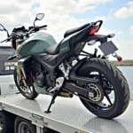 Sichere Motorradbefestigung auf Europcar Transporter