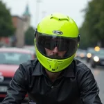 Neongelber Motorradhelm für erhöhte Sicherheit