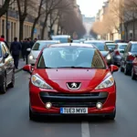 Peugeot 207 fährt im dichten Stadtverkehr