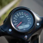 Tacho einer Piaggio SKR 125 zeigt eine Geschwindigkeit von 95 km/h an.