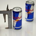 Messung des Durchmessers einer Red Bull Dose