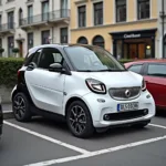 Smart City Coupé parkt in einer engen Parklücke