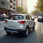 Suzuki SX4 4x4 im Stadtverkehr: Kompaktes Design ideal für den Alltag, geräumiger Innenraum bietet Platz für Familie.