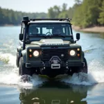 Top Gear Marauder als Amphibienfahrzeug in Aktion. Das Fahrzeug fährt im Wasser.