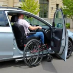 Vorteile Fahrzeugumbau: Eine Person im Rollstuhl fährt selbstständig ein umgebautes Auto und genießt die neu gewonnene Mobilität und Unabhängigkeit.