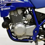 Detailansicht des Yamaha WR125 Motors:  Zylinder, Vergaser und weitere technische Komponenten.