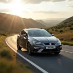 Seat Leon Magnetic Grau fährt auf einer sonnigen Landstraße